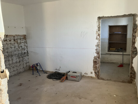 Die Küche vor dem Abriss der Speisekammermauer. 2022-11-08_08-17-28