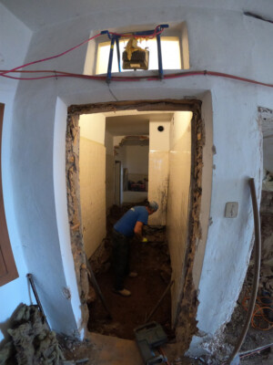 Das alte Bad wird nach hinten vergrößert und auf das Normalniveau gebracht. DCIM100GOPROGOPR8400.JPG