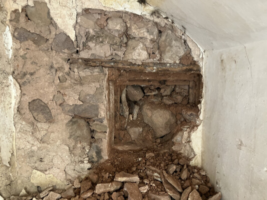 Ein zugemauertes Fenster in Bodennähe unter der Hausstiege. 2022-11-11_10-17-51