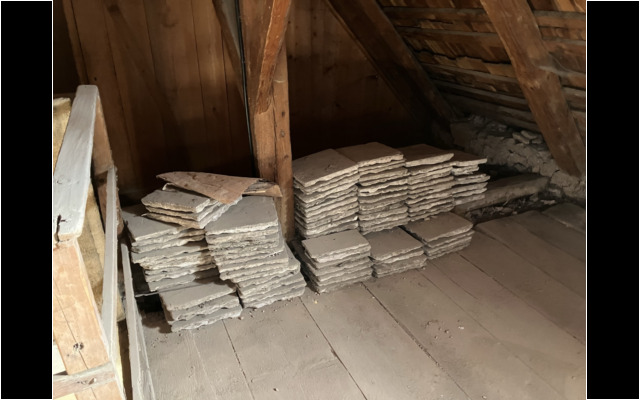 Am Dachboden wurden die Steinplatten schonen herausgehoben. 2022-11-11_11-00-00