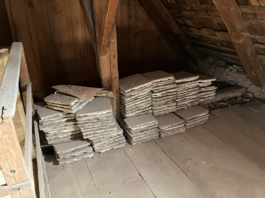 Am Dachboden wurden die Steinplatten schonen herausgehoben. 2022-11-11_11-00-00