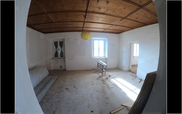 Noch relativ intakt das Elternschlafzimmer im ersten Stock. DCIM100GOPROGOPR8415.JPG