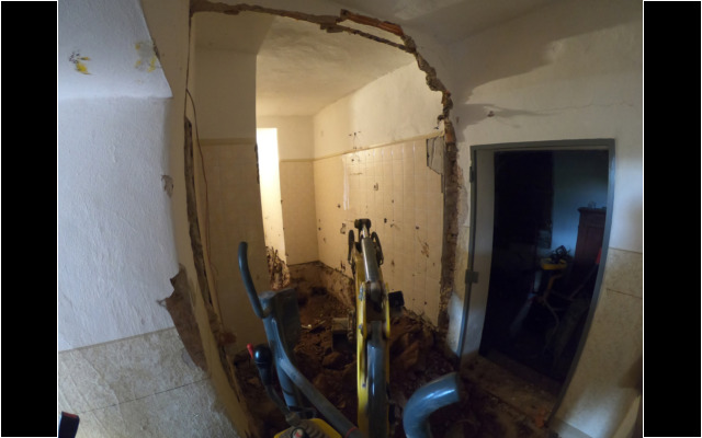 Der alte Heizungsvoraum wird zur Vergrößerung des Bades verwendet, die Wand wurde schon abgetragen. DCIM100GOPROGOPR8418.JPG