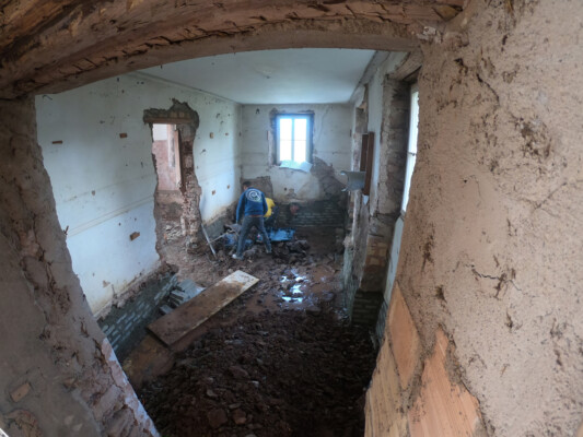 Wassereintritt hat das Mauerwek und die Holzteile der Winterstube ziemlich beeinträchtigt. DCIM100GOPROGOPR8419.JPG