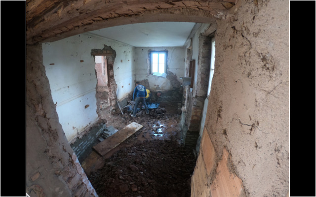 Wassereintritt hat das Mauerwek und die Holzteile der Winterstube ziemlich beeinträchtigt. DCIM100GOPROGOPR8419.JPG